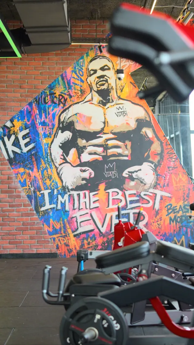 Machines de musculation rouges et anthracite