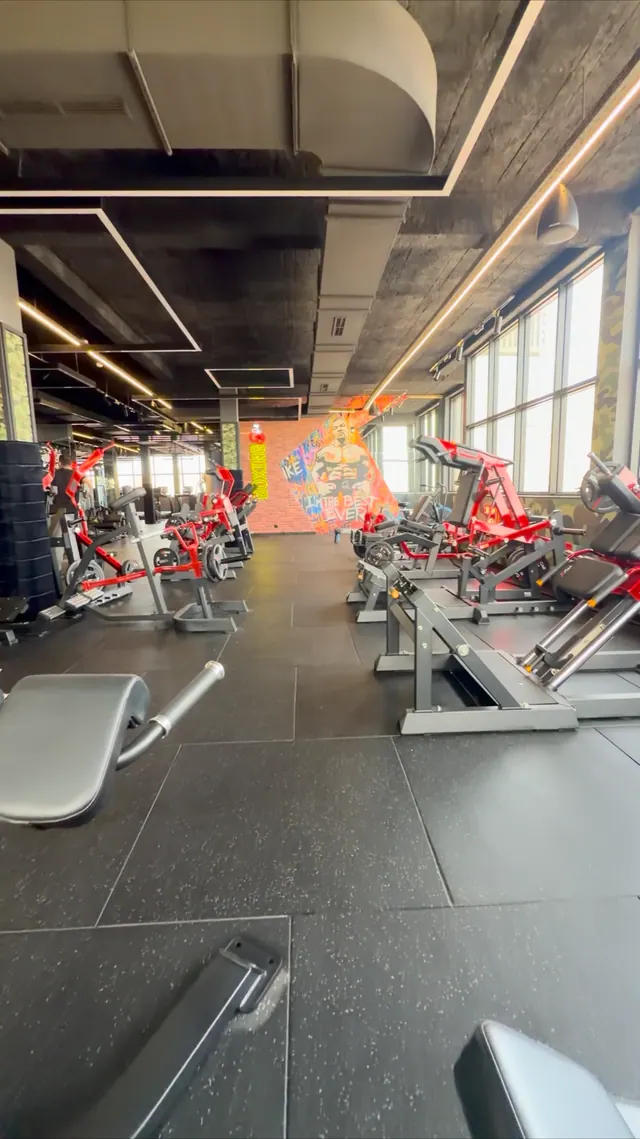 Vue réelle de l’allée principale et des machines Army Fitness